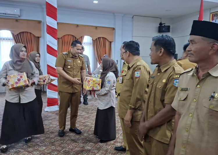 Penyerahan hadiah itu dilakukan sesuai pelaksanaan Rapat Evaluasi Penerimaan PAD Triwulan IV tahun 2025 di Rumah Dinas Bupati
