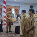 Penyerahan hadiah itu dilakukan sesuai pelaksanaan Rapat Evaluasi Penerimaan PAD Triwulan IV tahun 2025 di Rumah Dinas Bupati