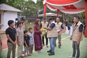 Panitia menyerahkan santunan kepada anak yatim, piatu, dan yatim piatu di desa sekitar Kebun Batang Hari sebanyak 20 orang