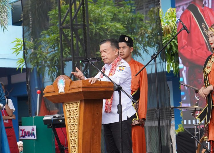 SMA Negeri 3 Kota Jambi meneguhkan komitmennya dalam merealisasikan maupun membentuk generasi yang berkarakter, adaptif terhadap perubahan zaman