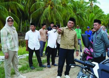 Rombongan meninjau kondisi jalan yang menjadi akses utama masyarakat dalam mengangkut hasil pertanian dan perkebunan