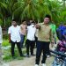 Rombongan meninjau kondisi jalan yang menjadi akses utama masyarakat dalam mengangkut hasil pertanian dan perkebunan