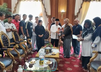 Gubernur Al Haris menjelaskan bahwa perjanjian kinerja merupakan amanah dari Kementerian Pendayagunaan Aparatur Negara dan Reformasi Birokrasi (PANRB) yang bersifat mengikat dan wajib dijalankan oleh seluruh pejabat pemerintah