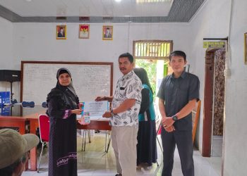 Penyaluran BLT diberikan langsung oleh Kepala Desa Bukit Tempurung, Mawady Saragih, kepada 7 Keluarga Penerima Manfaat (KPM) dengan total bantuan per keluarga sebesar Rp750.000