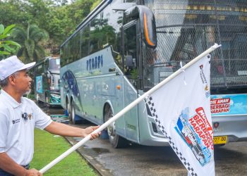 Region Head PTPN IV Regional IV Jambi-Sumbar, Khayamuddin Panjaitan langsung melepas keberangkatan bus carteran BUMN perkebunan
