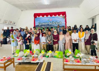 Pemberian paket sembako plus uang itu, langsung dilakukan Ketua IKBI PTPN IV Palmco Ny Lina Jatmiko didampingi Ketua IKBI Regional IV Ny Yusnidar Khayamuddin