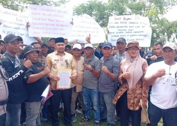 Sejak pagi, massa mulai memadati halaman kantor bupati dengan membawa spanduk dan poster berisi tuntutan agar pemerintah segera menghadirkan kepastian hukum