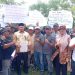 Sejak pagi, massa mulai memadati halaman kantor bupati dengan membawa spanduk dan poster berisi tuntutan agar pemerintah segera menghadirkan kepastian hukum