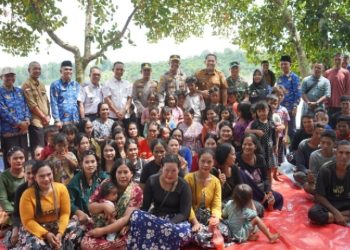 Bantuan yang diserahkan secara simbolis tersebut meliputi Keramba Jaring Apung dari Kementerian Sosial (Kemensos) RI, Jaringan Listrik gratis, serta Bantuan Langsung Tunai (BLT) Program Keluarga Harapan (PKH)