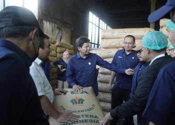 Saya minta, bagaimana bisa meningkatkan produksi dan meraih laba tinggi. Teh ini kan menjadi salah satu usaha kita dari hulu ke hilir, atau mulai penanaman, produksi, pengemasan hingga penjualan,”” kata Andi Wibisono