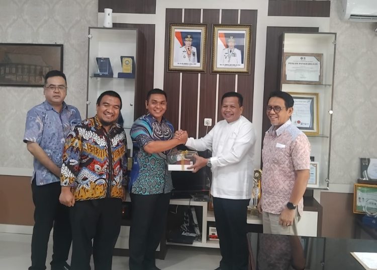 Kadisbun Jambi menerima RM PTPN IV Regional IV Jambi Business Support Head Dhanny Hermawan, Operasional Head Rido Syahputra Manurung, Sekretaris PTPN IV Regional IV Hariman Siregar, Kepala Bagian Tanaman Regional IV Fahran