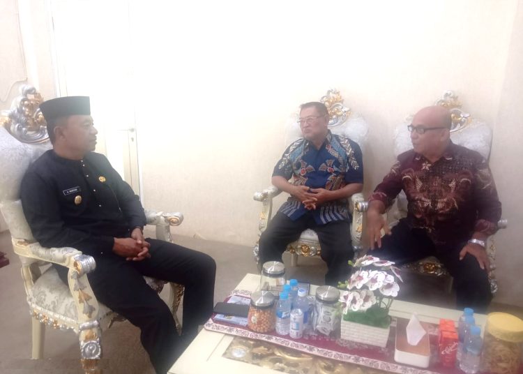 Dua Pimpinan Redaksi Tabloid Umum Otoda Post Drs.H.M.Suharta Siregar dan SJBNews Jakasim Purba mengadakan kunjungan wisata ke Kabupaten Kerinci