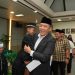 Direktur Utama PTPN IV PalmCo, Jatmiko K. Santosa saat menggendong salah seorang anak yatim piatu