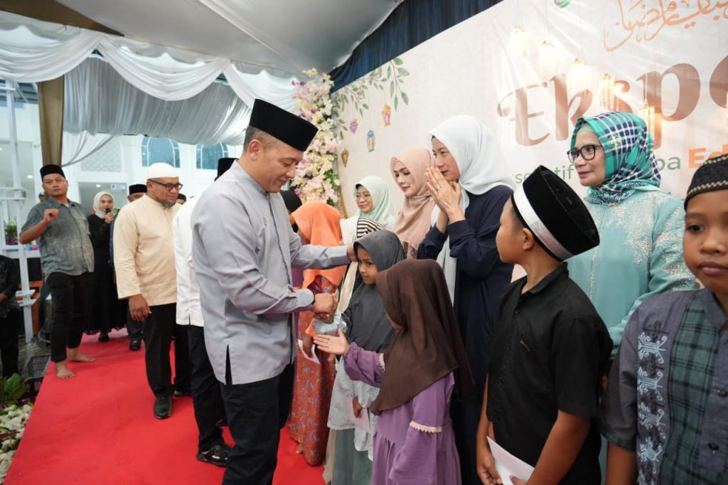 Direktur Utama PTPN IV PalmCo, Jatmiko K. Santosa ketika bersalaman dengan anak anak