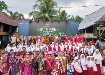 Pembukaan festival dihadiri Wakil Bupati Merangin, A. Khafidh, yang mewakili Bupati Merangin M. Syukur