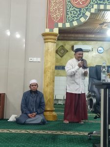 Ketua DKM Al Munawwaroh Basri Ismail yang diwakili Sekretaris DR Yatno mengucapkan terimakasihnya kepada Gubernur Bengkulu Helmi Hasan yang sudah memberikan tausyiah singkat di Masjid Al Munawwaroh
