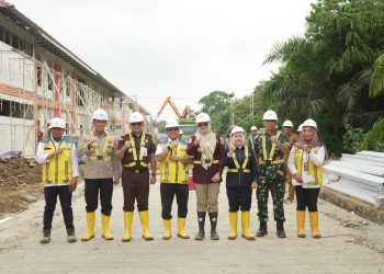 Dalam peninjauan tersebut, rombongan melihat secara langsung perkembangan pembangunan gedung sekolah, ruang belajar, asrama, serta berbagai fasilitas penunjang yang saat ini memasuki tahap penyelesaian