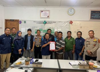 Agenda strategis ini turut dihadiri oleh Manajer PKS Tanjung Lebar, Delvie; Kanit Propam Polsek Bahar Selatan, Aipda Febrie Sugianto; serta perwakilan mitra PKS yang terdiri dari pengurus koperasi dan masyarakat petani plasma