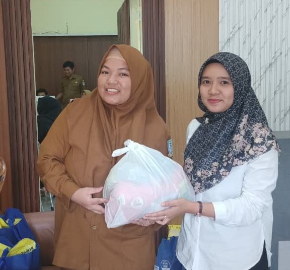 Pemerintah Kota (Pemkot) Jambi melalui Dinas Tenaga Kerja, Koperasi, dan UMKM menggandeng PT Perkebunan Nusantara (PTPN) IV Regional IV Jambi-Sumbar untuk menyalurkan bantuan bahan pokok bagi warga terdampak