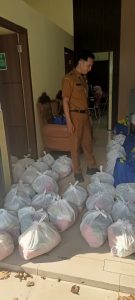 Bantuan sebanyak 50 paket sembako—terdiri dari beras 5 kilogram, minyak goreng, tepung terigu, dan gula pasir
