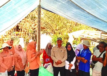 Penyerahan bantuan langsung kepada 9 warga yang terdampak musibah kebakaran disampaikan melalui ibu sekda Tanjabtim beserta rombongan