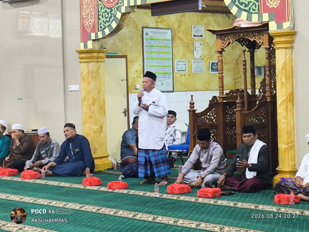 Basri Ismail Ketua DKM memberikan sambutan