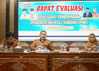 Bupati M. Syukur memberikan peringatan keras terkait rendahnya realisasi PAD yang dinilai jauh dari target