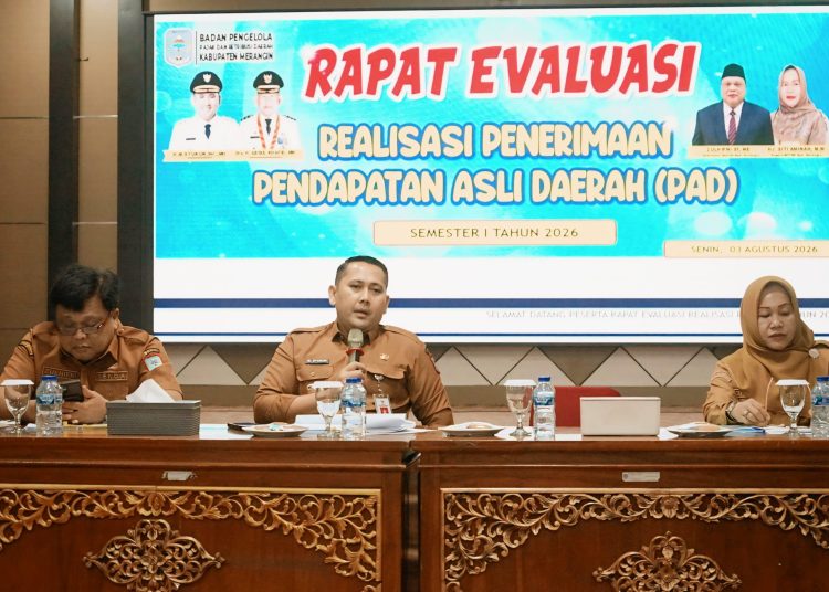 Bupati M. Syukur memberikan peringatan keras terkait rendahnya realisasi PAD yang dinilai jauh dari target