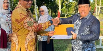 Manager N.Hutagalung ketika memberikan Penghagaan.