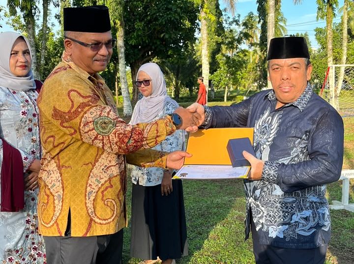 Manager N.Hutagalung ketika memberikan Penghagaan.