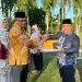 Manager N.Hutagalung ketika memberikan Penghagaan.