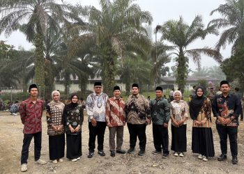 Bendera Merah Putih berkibar di lapangan Kebun PTP Nusantara IV region IV Kebun PLK, sementara masyarakat datang bersama keluarga untuk merasakan atmosfer perayaan kemerdekaan