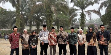 Bendera Merah Putih berkibar di lapangan Kebun PTP Nusantara IV region IV Kebun PLK, sementara masyarakat datang bersama keluarga untuk merasakan atmosfer perayaan kemerdekaan