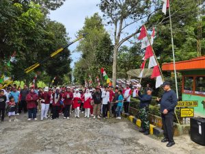 Peserta jalan santai mengitari Kebun Danau Kembar