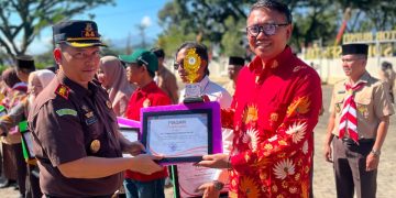 Penghargaan peringkat ketiga itu, diberikan Bupati Solok Selatan, Khairunnas setelah Dinas Perumahan, Kawasan Permukiman, Lingkungan Hidup dan Perhubungan (DPKPLHP) yang dipimpin Kadis, Alvino Sendra, ST melakukan penilaian secara langsung ke lapangan