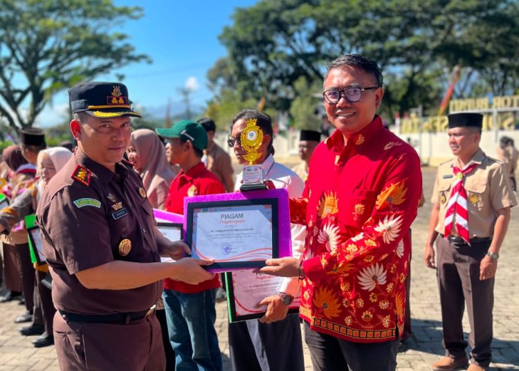 Penghargaan peringkat ketiga itu, diberikan Bupati Solok Selatan, Khairunnas setelah Dinas Perumahan, Kawasan Permukiman, Lingkungan Hidup dan Perhubungan (DPKPLHP) yang dipimpin Kadis, Alvino Sendra, ST melakukan penilaian secara langsung ke lapangan