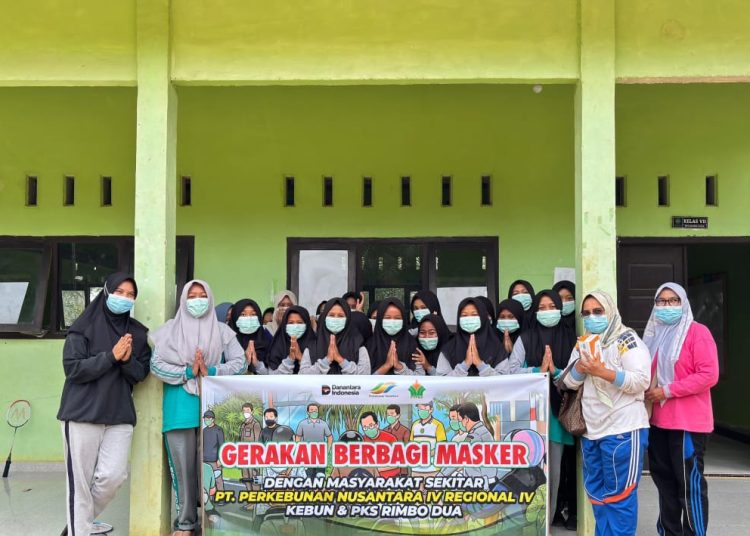 Melalui Unit Kebun Rimbo Dua (Rimdu), perusahaan membagikan 1.000 masker kepada masyarakat di Kecamatan Rimbo Bujang dan Rimbo Ilir, Kabupaten Tebo