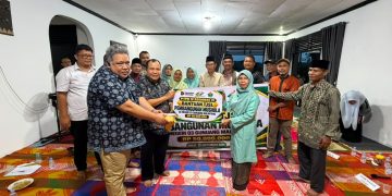 Bantuan sebesar Rp50 juta tersebut diserahkan langsung oleh Business Support Head PTPN IV Regional IV, Achmedi Akbar, kepada Kepala Sekolah SD Negeri 03 Gunuang Malintang, Ratna Gusti, S.Pd