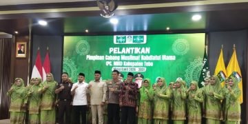 Bupati Tebo Agus Rubiyanto mengucapkan selamat atas dilantiknya Pengurus Muslimat NU Kabupaten Tebo