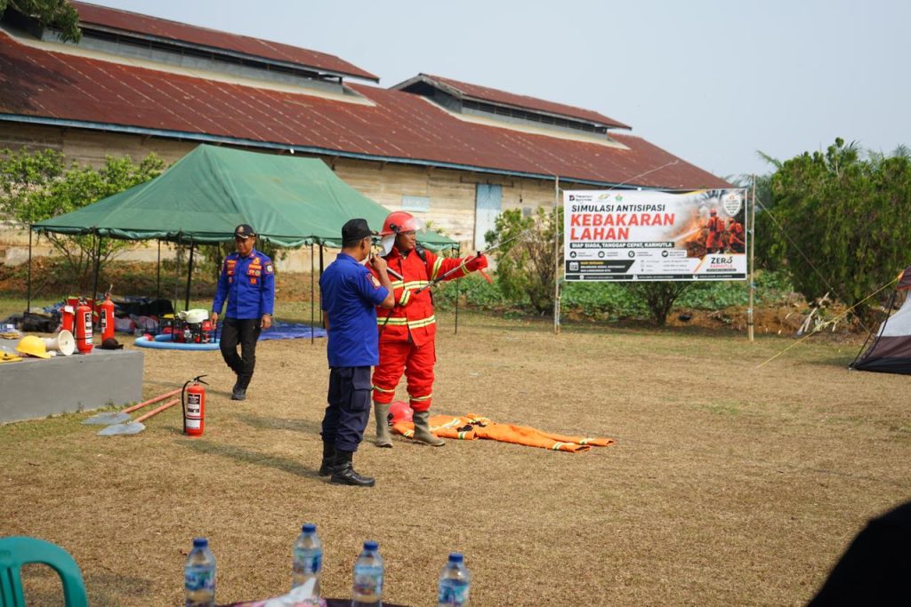 Setelah api berhasil dikendalikan, petugas melaksanakan proses pendinginan untuk memastikan tidak terdapat bara atau titik panas yang berpotensi kembali memicu kebakaran