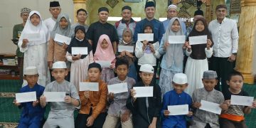 Penyerahan bantuan dilakukan secara langsung oleh Wakil Ketua BAZNAS Kota Jambi Fakhruddin SE Bidang Pengumpulan sebagai bentuk kepedulian terhadap siswa dari keluarga yang mengalami kesulitan ekonomi