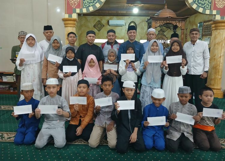 Penyerahan bantuan dilakukan secara langsung oleh Wakil Ketua BAZNAS Kota Jambi Fakhruddin SE Bidang Pengumpulan sebagai bentuk kepedulian terhadap siswa dari keluarga yang mengalami kesulitan ekonomi