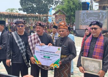 Penyerahan kendaraan merek Viar itu, diserahkan langsung Region Head (RH) PTPN IV Regional IV Khayamuddin Panjaitan kepada Bupati Kerinci Monadi, SSos, MSi