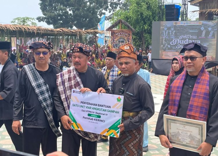 Penyerahan kendaraan merek Viar itu, diserahkan langsung Region Head (RH) PTPN IV Regional IV Khayamuddin Panjaitan kepada Bupati Kerinci Monadi, SSos, MSi