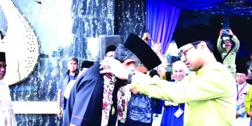 Sebagai bentuk penghormatan dan simbol penerimaan kontingen, Diza Hazra Aljosha secara khusus mengalungkan selendang kain kepada Wabup Junaidi H. Mahir