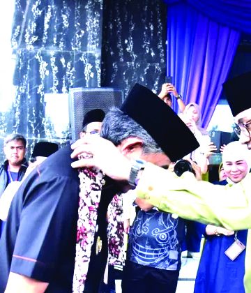 Sebagai bentuk penghormatan dan simbol penerimaan kontingen, Diza Hazra Aljosha secara khusus mengalungkan selendang kain kepada Wabup Junaidi H. Mahir