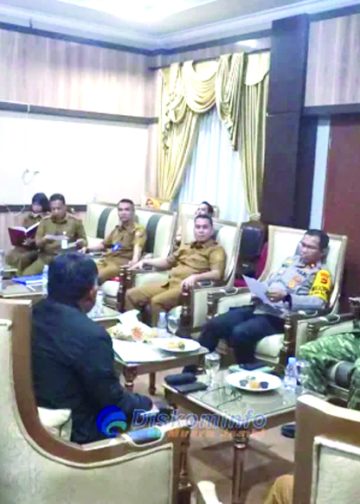 Keputusan tersebut diambil Bupati Muaro Jambi Dr. Bambang Bayu Suseno, SP, MM, M.Si., setelah menggelar rapat koordinasi bersama jajaran Forkopimda, instansi teknis, serta perwakilan masyarakat di ruang kerja Bupati Muaro Jambi